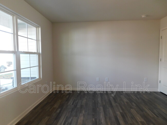 Building Photo - 615 Quail Ln
