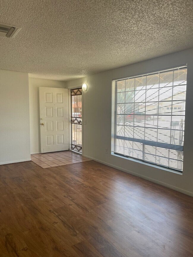 Foto del edificio - Lovely 4 Bedroom 2 Bath Home on Southwest ...