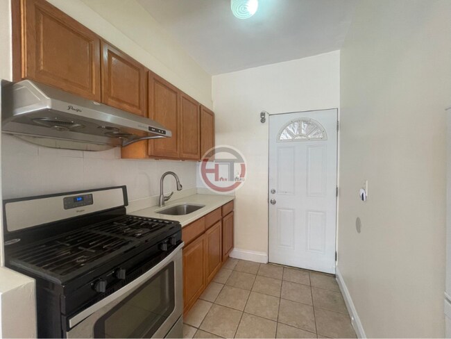 Building Photo - 2821 Roebling Ave