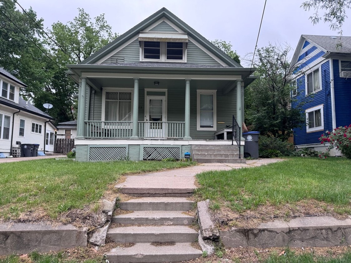 Foto principal - Charming Updated 4 Bedroom in East Council...