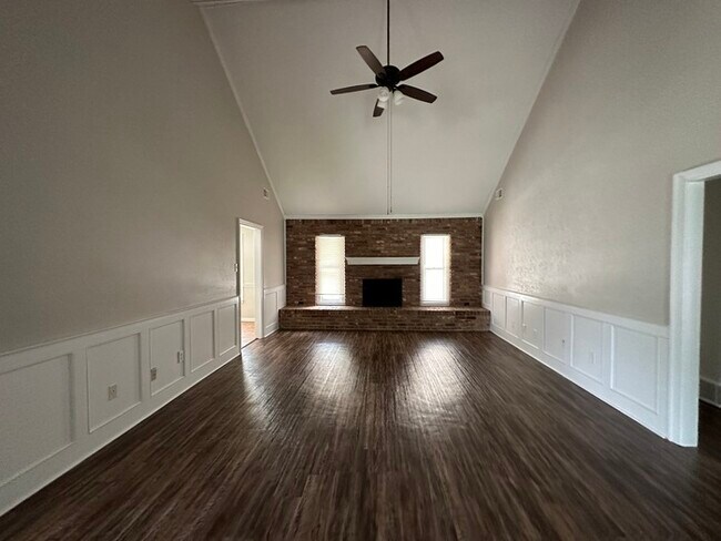 Foto del edificio - 968 Boones Hollow - Available Now!