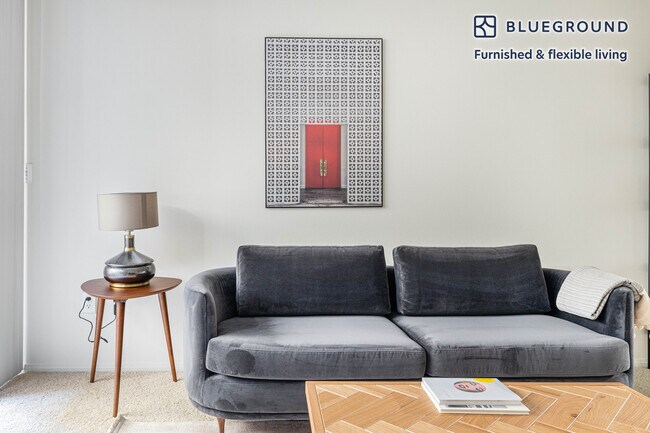 Foto del edificio - 2225 S Beverly Glen Blvd