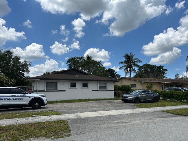 Building Photo - 6140 SW 41st Ct