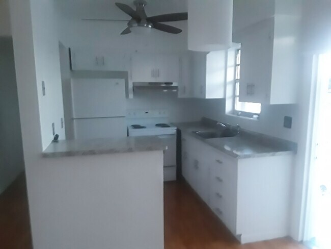 Foto del edificio - 7401 Pines Blvd