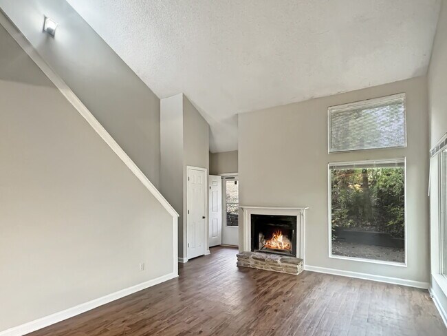 Foto del edificio - Duplex Available Immediately in North Hall