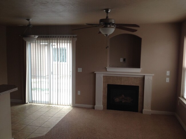 Foto del edificio - Newer townhome close to freeway, shopping,...