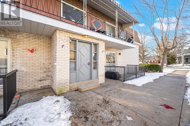 Building Photo - 2320 Hixon St