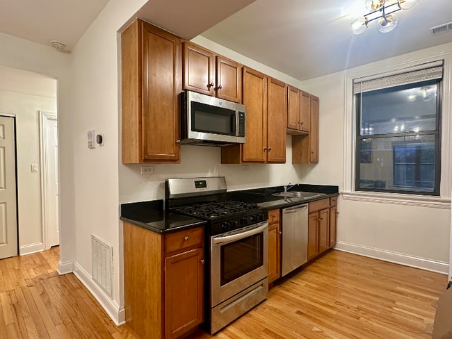 Photo - 903 W Cornelia Ave Apartment