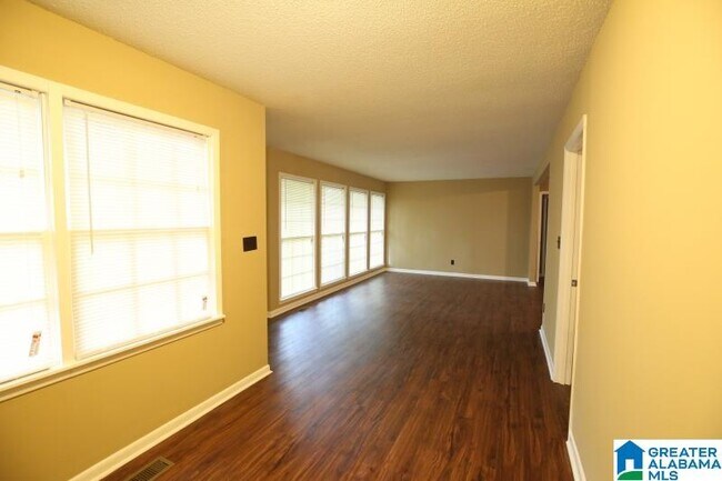 Foto del edificio - 506 Cedar Ln