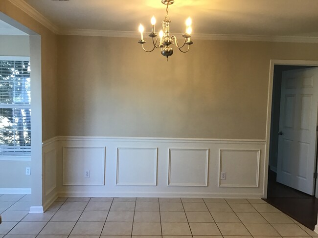 Building Photo - 195 Oakesdale Dr