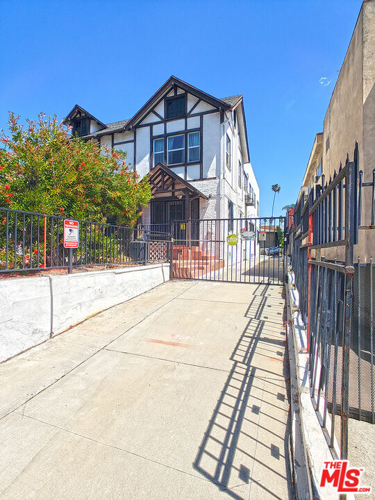 Building Photo - 336 S Wilton Pl