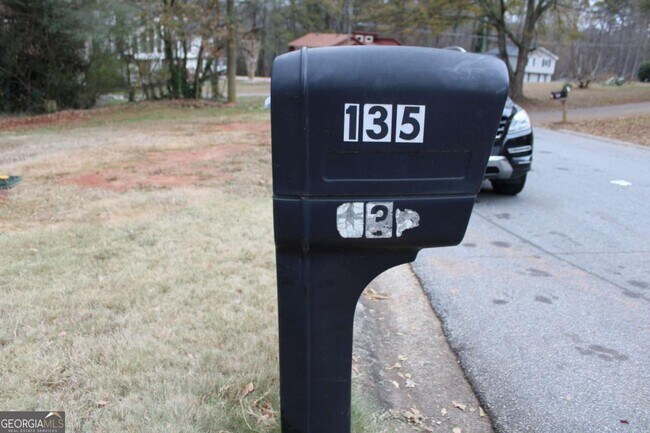 Foto del edificio - 135 Omega Dr