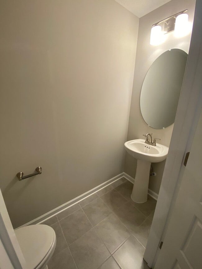 Building Photo - 3 BD 3.5 BA 1 Car Garage Great Location Ne...