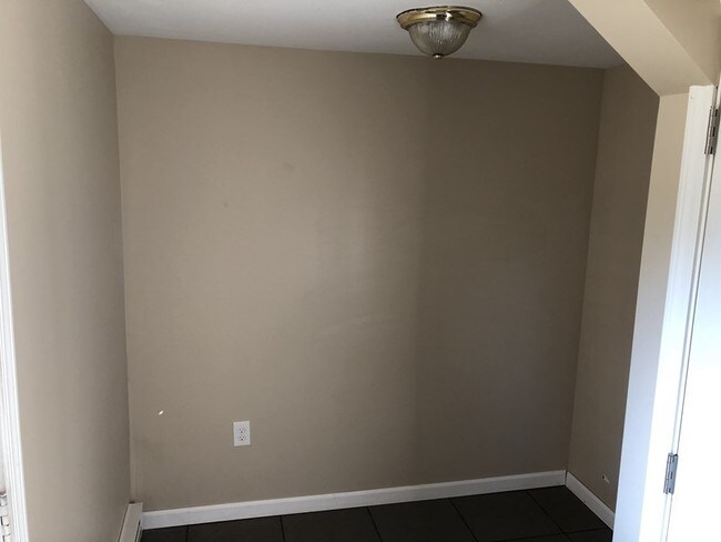 Building Photo - One Bedroom Apartment