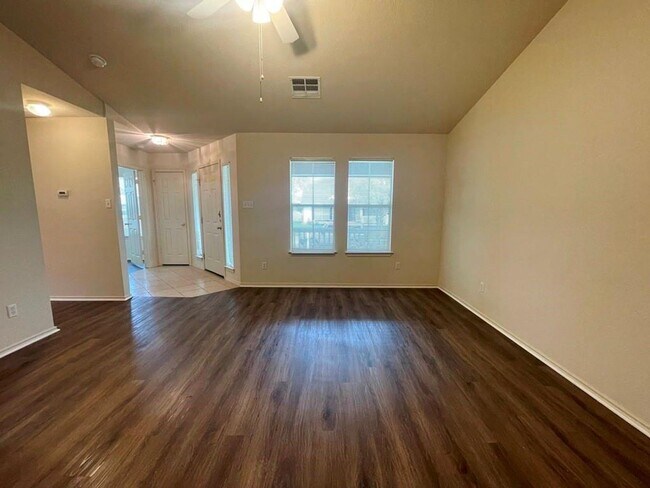 Building Photo - Cozy one story in Plum Creek!