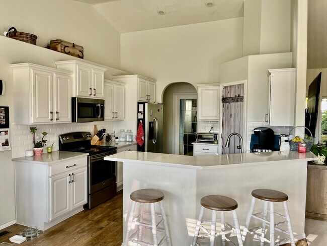 Kitchen - 4118 E Chesapeake Dr