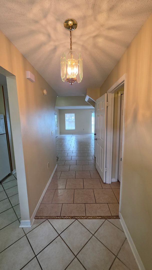 Building Photo - 611 W Oak Terrace Dr