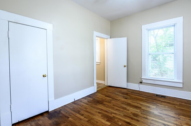 Building Photo - 302 S Poplar St