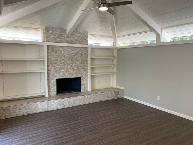 Foto del edificio - Beautifully Remodeled 2 Bedroom 2 Bath Sin...