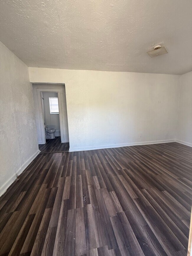 Foto del edificio - 720 W Avenue C