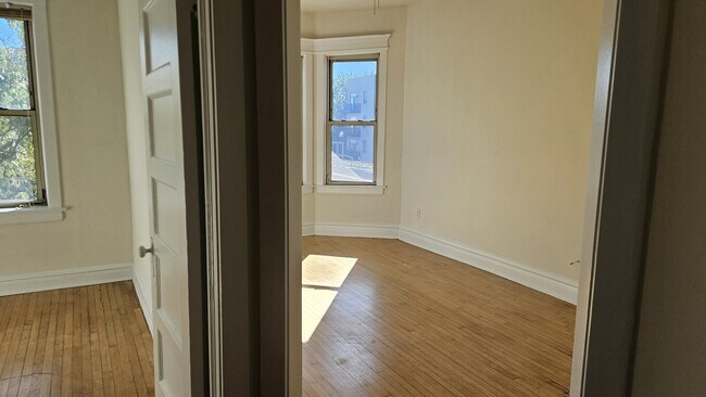 Building Photo - 3800 N Wilton Ave