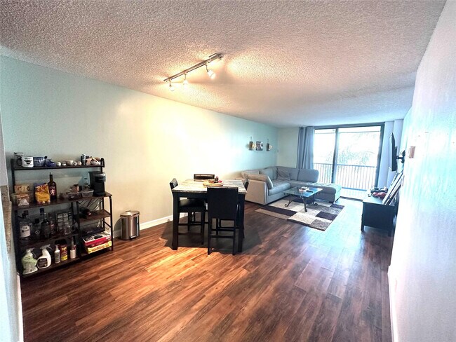 Building Photo - 118 Lake Emerald Dr