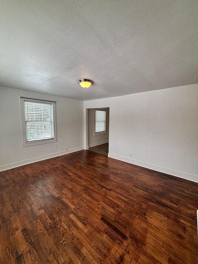Building Photo - Cottage Minutes from Downtown and UT Campus!