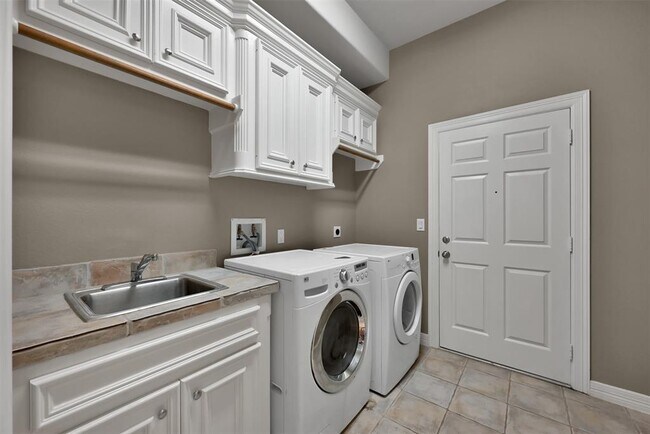 Building Photo - 3062 Lake Island Dr