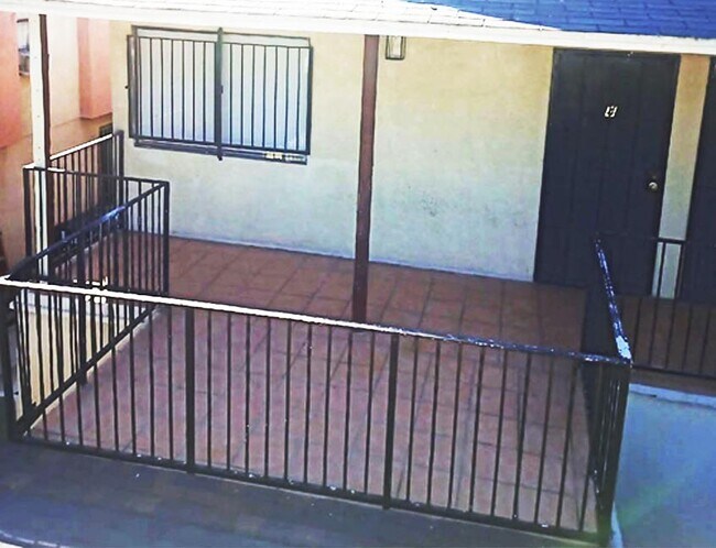 Front Entrance - 1067 Saint Louis Ave