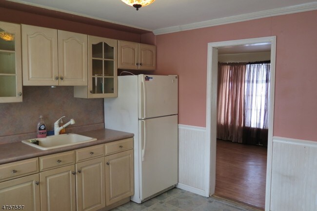 Building Photo - 46 Woodbine Ave