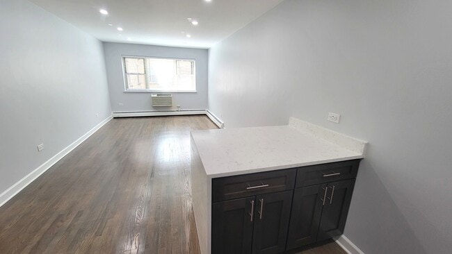 Building Photo - 420 W Aldine Ave