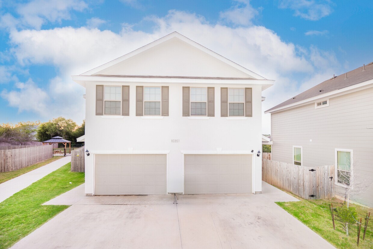 Foto principal - 10351 Lynwood Branch