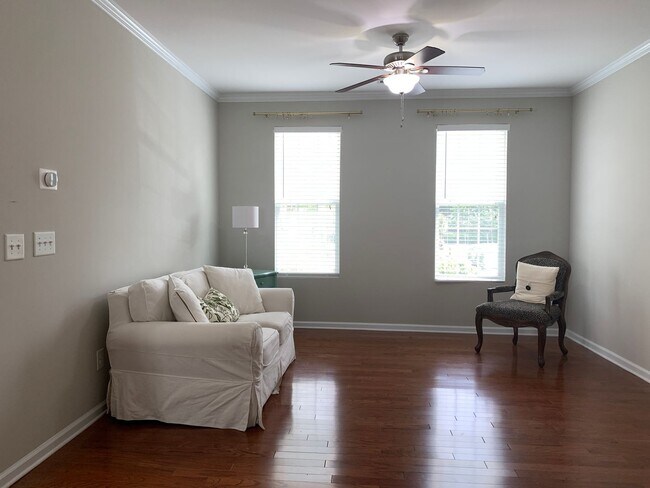 Foto del edificio - Perfectly Located 2 Bedroom Suite Townhome...