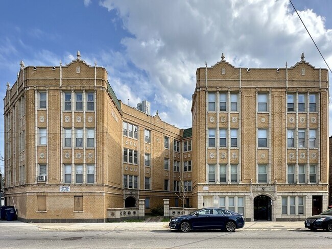 Building Photo - 4257 W Addison St