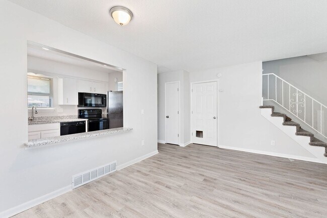 Foto del edificio - Remodeled & Updated 2 Bedroom Duplex Unit!