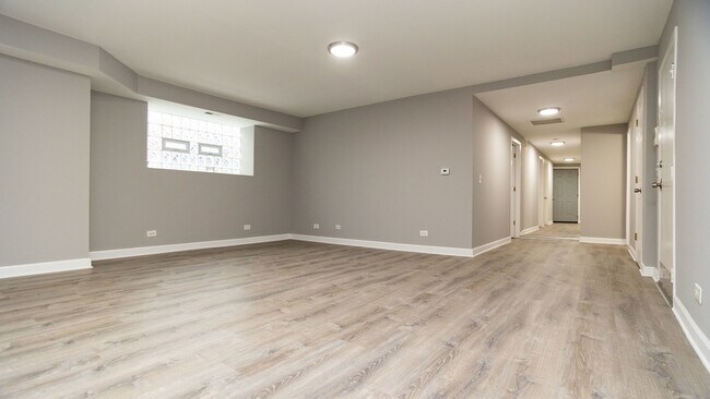 Building Photo - 1057 W Foster Ave