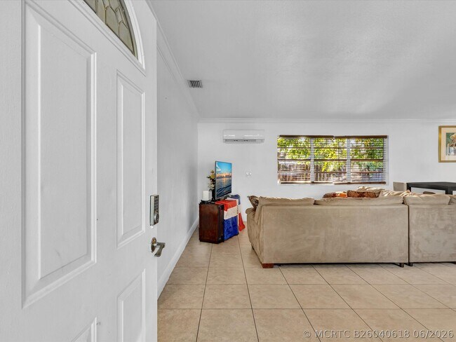 Building Photo - 700 SW 5th Ct