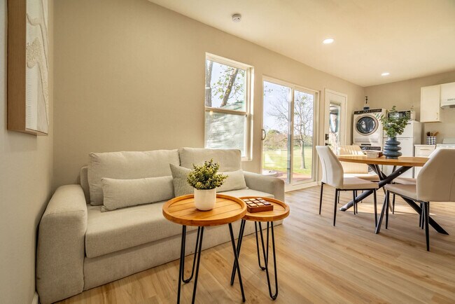 Foto del edificio - 6509 Lakeshore Ct