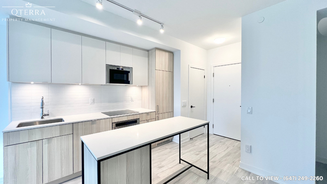 Photo du bâtiment - 215 Lakeshore Rd W
