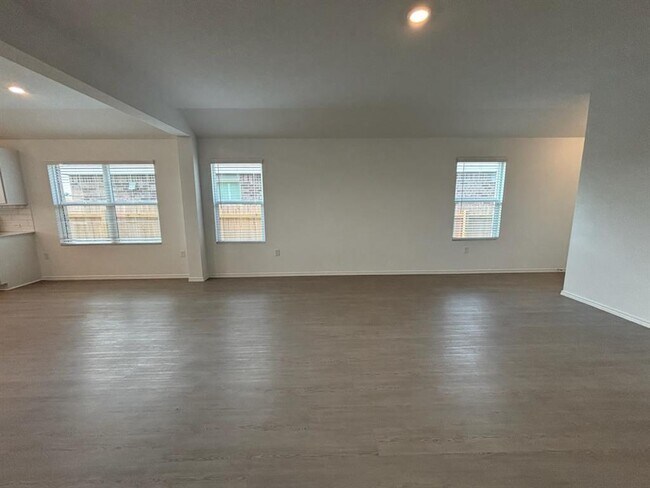 Building Photo - 209 Camargue Dr