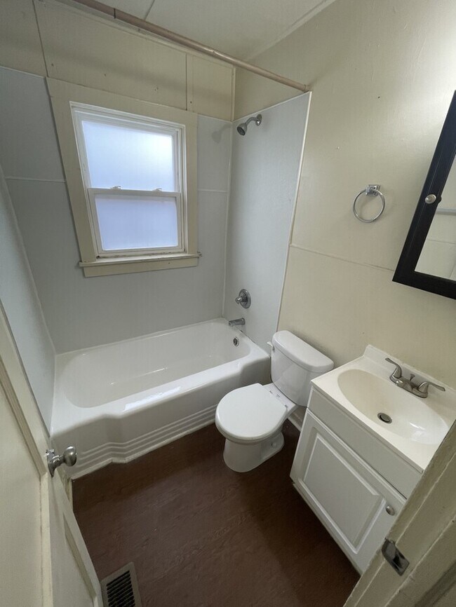 Building Photo - 1 Bedroom 1 Bathroom Available Now!