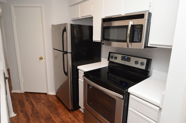 Foto del edificio - 8617 Fancy Finch Dr