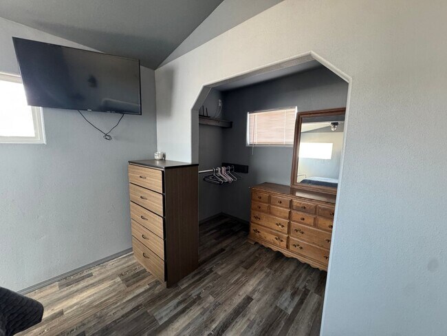 Building Photo - Fully furnished large 1 bedroom