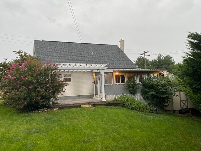 Building Photo - 4040 E Newport Rd