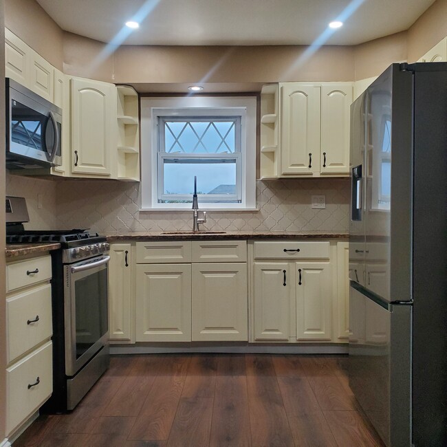 Kitchen - 2884 Middletown Rd
