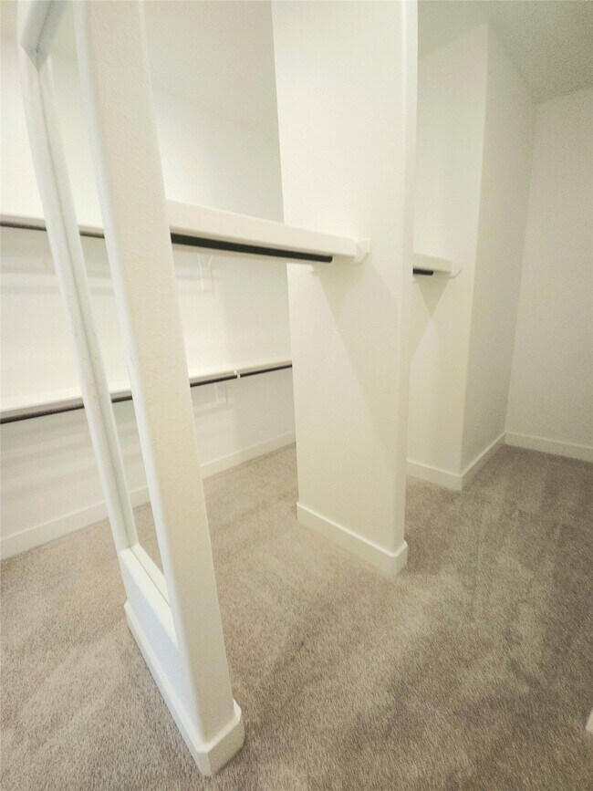 Foto del edificio - 15822 Pilot Knob Dr