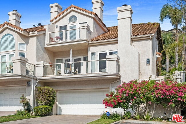Building Photo - 622 Palisades Dr