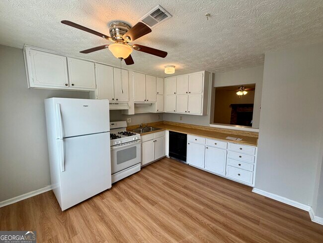 Foto del edificio - 8515 Pineland Dr