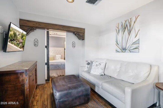 Foto del edificio - 6961 E 1st St