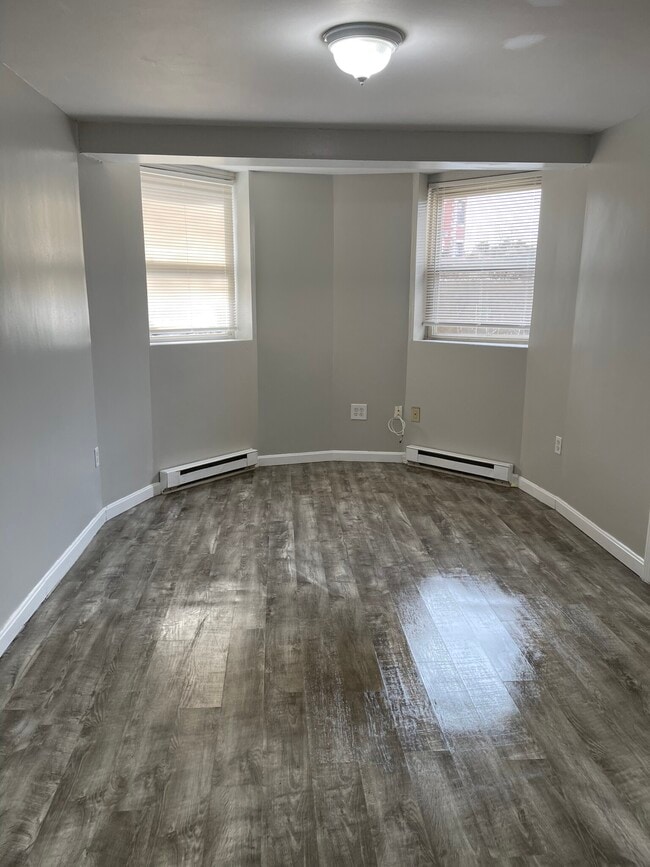 Building Photo - 463 Park Dr